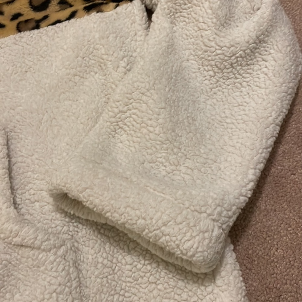 Leopard Print Sherpa - Picture 4 of 5
